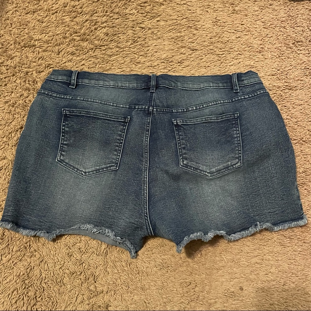Plus Sized jean shorts - Picture 2 of 3